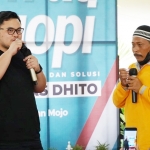 Bupati Kediri Hanindhito Himawan Pramana saat meminum jamu pemberian Trijoto, pembuat jamu asal Desa Melati, Kecamatan Mojo, Kabupaten Kediri. foto: ist.