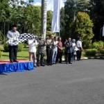 Bupati Sidoarjo H Saiful Ilah memberangkatkan bus Mudik Gratis Lebaran 2016, di halaman Pendopo Delta Wibawa Sidoarjo, Senin (4/7). foto:. MUSTAIN/BANGSAONLINE