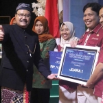 Wali Kota Pasuruan, Saifullah Yusuf, saat menyerahkan penghargaan kepada pemenang Lomba Cerdas Cermat ASN BerAKHLAK.