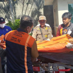 Evakuasi petugas keamanan yang menjadi korban pembunuhan di Surabaya.