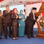 Bupati Lamongan Fadeli menabuh gong pertanda difungsikanya gedung Pemkab baru 7 lantai.