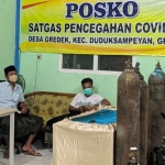 Kades Gredek Duduksampeyan Muhammad Bahrul Ghofar saat berada di Posko Tangguh Covid-19. (foto: SYUHUD/BANGSAONLINE)