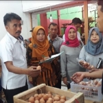 Satgas Pangan Polresta Sidoarjo saat melakukan sidak di Pasar Tradisional Gedangan.