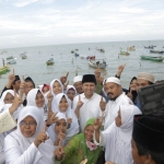 Calon Wakil Gubernur Jatim nomor 1, Emil Elestianto Dardak menghadiri istighotsah di daerah Sreseh, Sampang, Madura. foto : tim KErja.