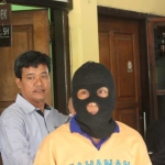 Pelaku dikeler petugas saat hendak dirilis di Mapolres Tuban. foto: SUWANDI/ BANGSAONLINE