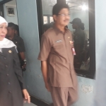 Gubernur Jatim, Khofifah Indar Parawansa bersama Kepala Dinas Pendidikan Jatim, Saiful Rachman saat meninjau pelaksanaan USBN-BKS di SMA dan SMK Hangtuah, Surabaya. Foto: DIDI ROSADI/BANGSAONLINE