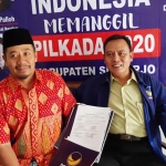 IKUT PENJARINGAN: Ainul Yakin (kanan) dan Ahmad Rodi menunjukkan tanda terima pendaftaran Bacabup-Bacawabup, Kamis (24/10). foto: MUSTAIN/ BANGSAONLINE