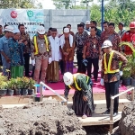 Suasana peletakan batu pertama. Gus Irsyad mendampingi KH. Muzakki Birrul Alim Rois suriyah NU Kab. Pasuruan.