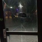 Pintu kaca Puskesmas Tanjung yang pecah akibat lemparan batu