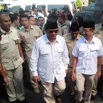 Prabowo Subianto dan rombongan saat tiba di makam. 