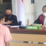 Pelanggar masker saat menjalani sidang di Lamongan Sport Center. (foto: ist).