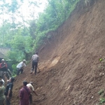 Dua rumah terdampak longsor paling ramah di Dusun Barurejo, Desa Krisik, Kecamatan Gandusari