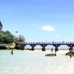 Pantai Balekambang merupakan salah satu tempat populer untuk merayakan malam tahun baru. 
