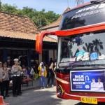 Wakil Wali Kota Kediri Gus Qowim saat memberangkatkan program balik Gratis. Foto: Muji Harjita/BANGSAONLINE