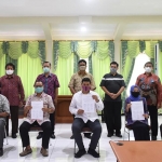 Wali Kota Kediri Abdullah Abu Bakar (tengah duduk) bersama FKUB (Forum Kerukunan antar Umat Beragama). (foto: ist.)
