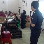 
Acara sosialisasi peraturan perundang-undangan cukai di PR. CV Ayunda Pertama Sejahtera di Desa Jarin Pademawu Pamekasan 