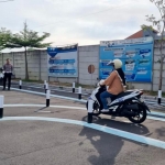 Coaching clinic melewati lintasan huruf S bagi pemohon SIM.