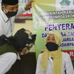 SIMBOLIS: Penyerahan BLT-DD di Desa Trompoasri Kecamatan Jabon, Rabu (20/5) lalu. foto: ist