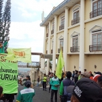 Ratusan Massa KSPI saat Demo di depan Hotel Raya Tretes.