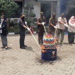 Kantor Pelayanan dan Pengawasan Bea Cukai (KPPBC) Kabupaten Gresik saat memusnahkan barang tanpa cukai. Foto: SYUHUD/ BANGSAONLINE