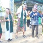 Wabup Moh. Qosim bersama para turis menari Mandailing. foto: ist.