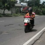 Salah satu titik jalan raya Tuban-Babat yang berlubang. foto: GUNAWAN/ BANGSAONLINE