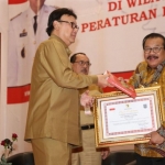 Ketua APPSI, Pakde Karwo mendapat piagam penghargaan dari Mendagri RI, Tjahjo Kumolo. foto: ist