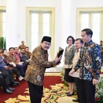 Pakde Karwo saat menerima Piala Penghargaan Dana Rakca dari Presiden RI Joko Widodo di Istana Presiden Bogor.