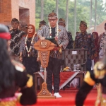 Pj Wali Kota Mojokerto Ali Kuncoro sedang membacakan Ikrar Majapahit.