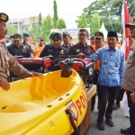 Wabup dan Kapolres Pamekasan saat meninjau alat-alat yang dipersiapkan untuk penanggulangan bencana.