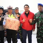 Plt. Wali Kota Pasuruan Raharto Teno Prasetyo, S.T., saat mengunjungi salah satu pos pantau, Selasa (31/12) malam. 