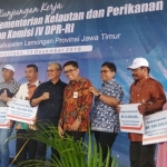 Sekretaris Jenderal KKP Nilanto Perbowo (hitam), foto bersama nelayan Lamongan.