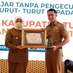 Gubernur Jawa Timur Khofifah Indar Parawansa saat menyerahkan penghargaan opini WTP kepada Bupati Tuban Aditya Halindra Faridzky.