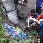 Kondisi tubuh korban saat ditemukan. foto: SOFFAN/ BANGSAONLINE