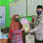 Mualaf di Tuban dapat bantuan dari kemenag setempat.