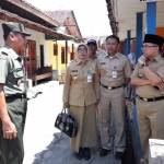 Bupati Anas saat sidak di lokalisasi Padang Bulan, Banyuwangi.