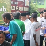 Petugas dari Lasdaun saat membagikan takjil kepada warga sekitar yang melintas.