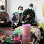 TAKZIAH: Wabup Nur Ahmad mengunjungi rumah almarhumah Rukhiyati, di Desa Watu Tulis Prambon, Sabtu (11/4). foto: ist