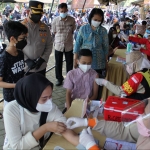 Kapolres Kediri Kota AKBP Wahyudi (pakai topi) saat meninjau pelaksanaan vaksinasi massal di Tirtayasa Park Kota Kediri. foto: ist.