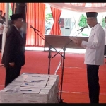 Bupati Sambari saat melantik para pejabat beberapa waktu lalu. foto: syuhud/ bangsaonline.