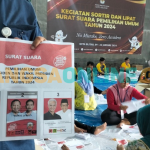 Proses pelipatan surat suara pemilu 2024 oleh KPU Kota Blitar.