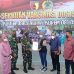 Jajaran Kodim 0805 Ngawi melakukan serbuan vaksinasi bagi pekerja pabrik, Selasa (10/8).