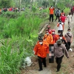 Proses evakuasi korban. (foto: ist)