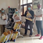 Petugas siap menyalurkan paket sembako kepada warga yang sedang menjalani isoman. foto: ist.