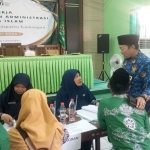 Kepala Kemenag Lamongan, Mukhlisin Mufa didampingi Kasi Bimas, Imam Hambali melihat proses evaluasi penyuluh agama.