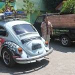 Dua mobil milik Suprianto dan Heri Santoso di parkir di halaman SMPN IV Nganjuk. Kedua mobil milik pengajar ini dipenuhi kalimat sindiran pedas yang ditujukan kepada kepala sekolah. foto: soewandito/BANGSAONLINE