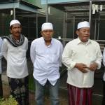 ?Sekjen DPP Ikamra, Haji Adras Ridwan (dua dari kanan) memberi keterangan terkait rencana demo di Balaikota untuk mendukung penutupan Dolly. Foto:diday rosadi/BANGSAONLINE