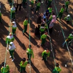 Makan kerupuk sambil menatap matahari. Indah nian. foto: eky nurhadi/ BANGSAONLINE