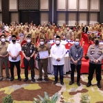 Bupati Gresik Fandi Akhmad Yani, Ketua KWG M.Syuhud Almanfaluty, Ketua AKD Nurul Yatim bersama pejabat Forkopimda dan kepala desa saat sarasehan. 