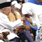 Gubernur Jatim, Khofifah Indar Parawansa dikenal dekat dengan Gus Sholah semasa hidup. foto: ist.